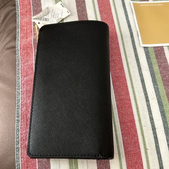 Beautiful never used Michael Kors black wallet, tag still on make offer - Picture 3 of 4